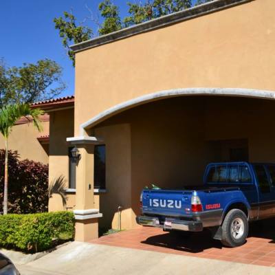 Fachadas, Garajes y accesos en Condominio Santa Rosa